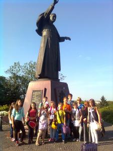 Przed pomnikiem Jana Pawła II