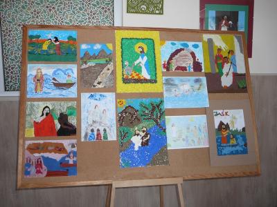 W lewym dolnym rogu znajduje sie praca Darii Sychty